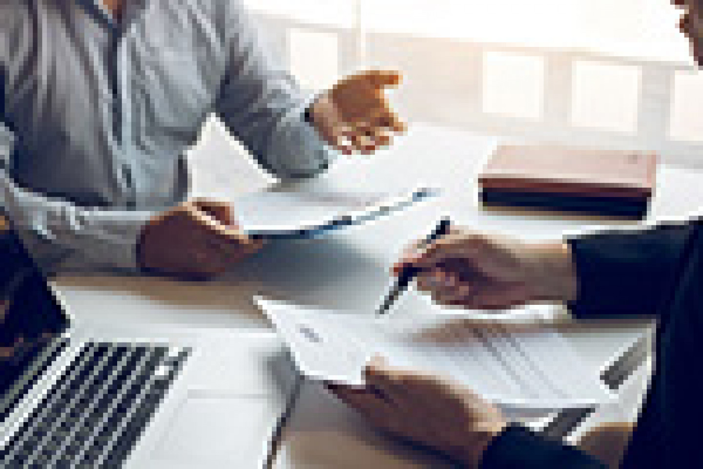 AdobeStock_346370958_Arbeitsverträgen_v1_web_kl