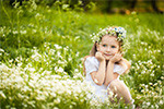 Fotolia_195347461_X_kind-in-Blumenwiewe