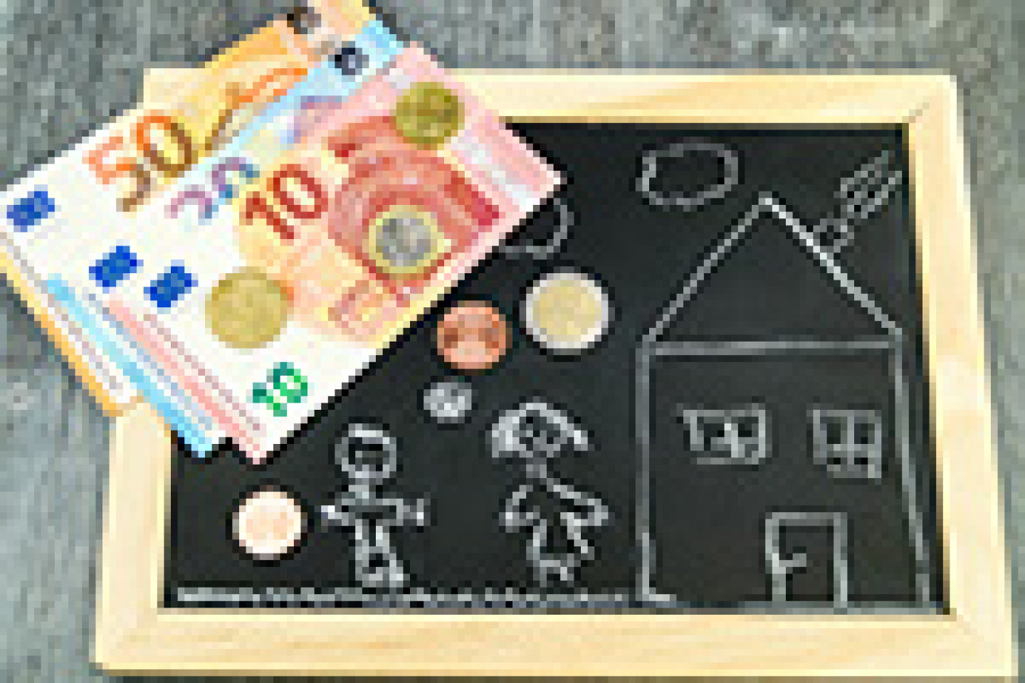 RettungssanitaeterinAdobeStock_195654223_Kindergeld_kl