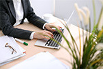 AdobeStock_142741345_Büroangestellte