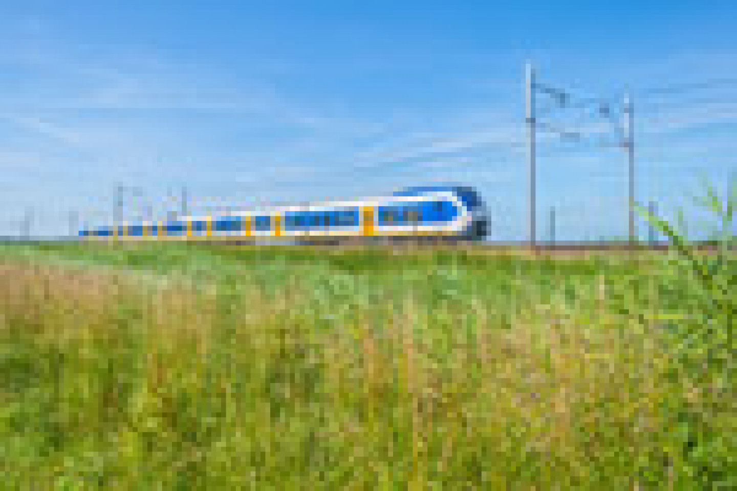 AdobeStock_210975758_Bahnfahrt1