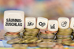 AdobeStock_419137532_1_Saeumnis-_und_Verspaetungszuschlaege_V1