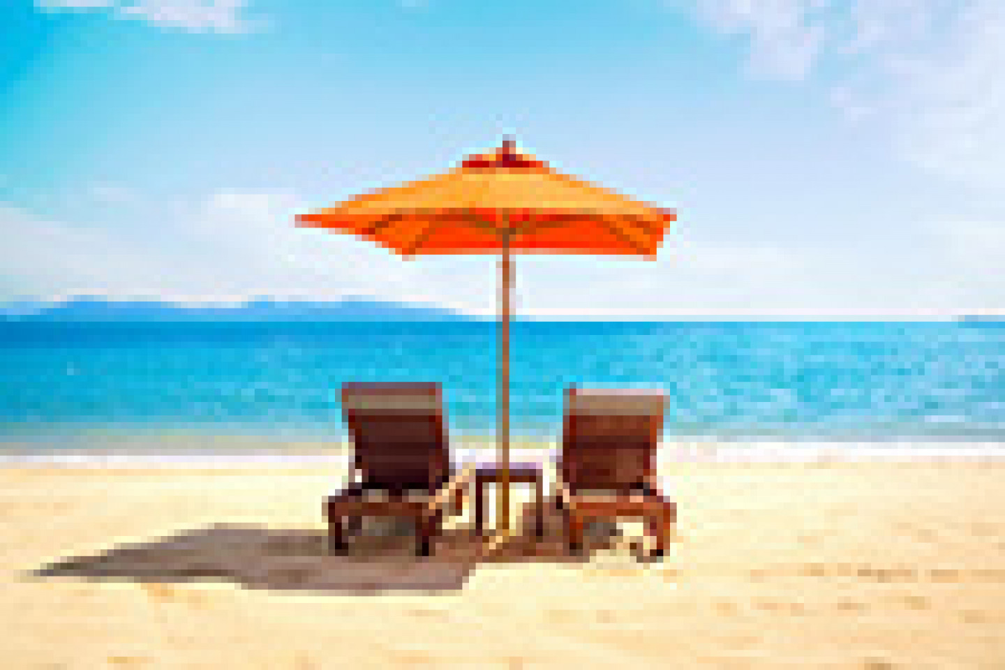 Urlaubskosten_AdobeStock_241388251_Strand_Loungechair_Meer_Strandsessel